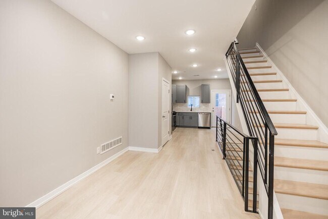 Building Photo - 2428 Jasper St