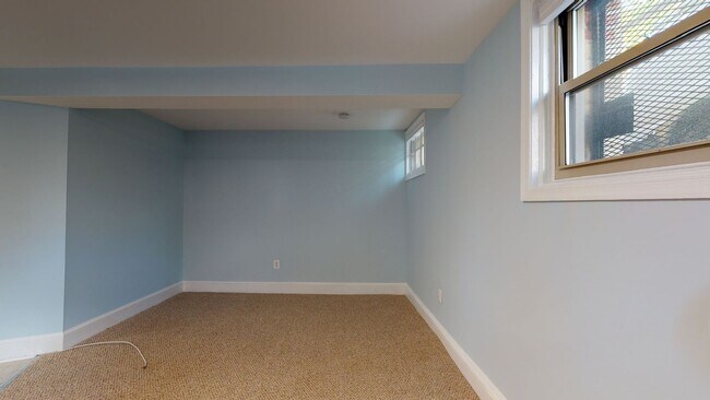 Building Photo - Capitol Hill One Bedroom One Bathroom in secure building! Move-in fee waived!!