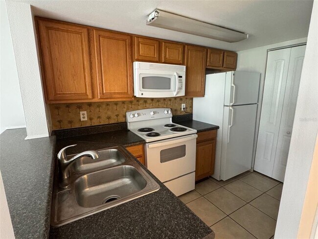 Building Photo - 3861 S Lake Dr