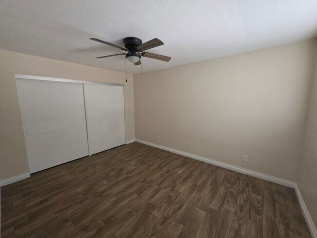 Building Photo - Two Bedroom Two Bathroom Duplex in Hemet!
