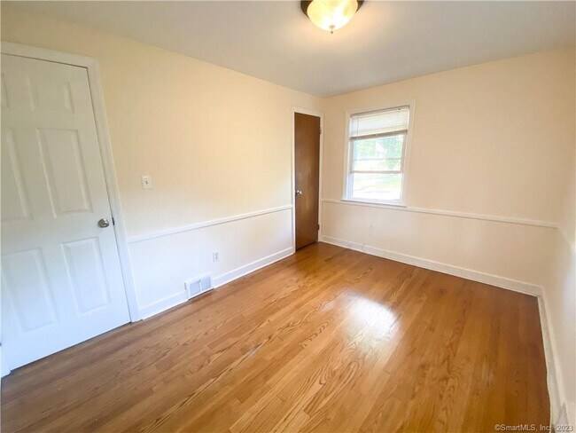 Building Photo - 458 Meadowside Rd