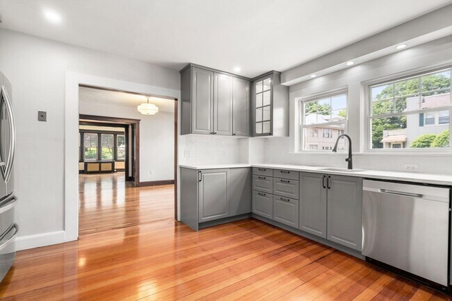 Building Photo - 35 Rossmere St
