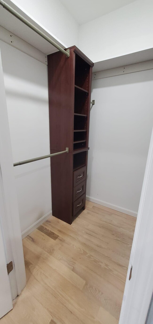 Building Photo - 220 WILLIAM St