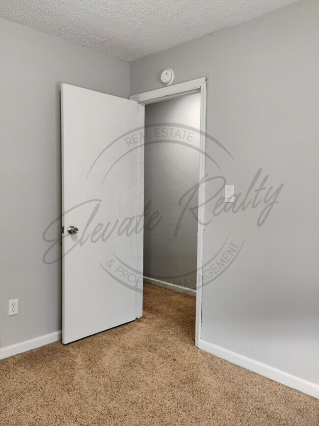 Building Photo - Three Bedroom, Two Level Duplex for Rent!