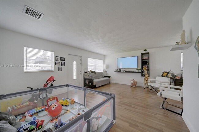 Building Photo - 6433 SW 25th St