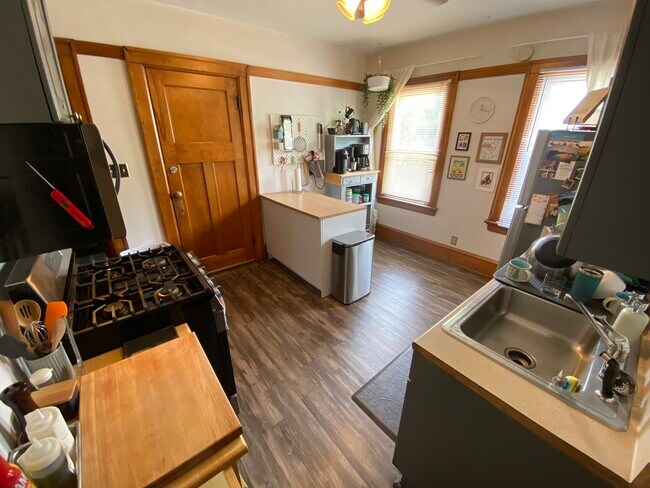 Building Photo - 319 E Montana St