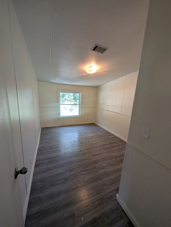 Building Photo - Remodeled 5 bed 3 bath Manufactured Home |...