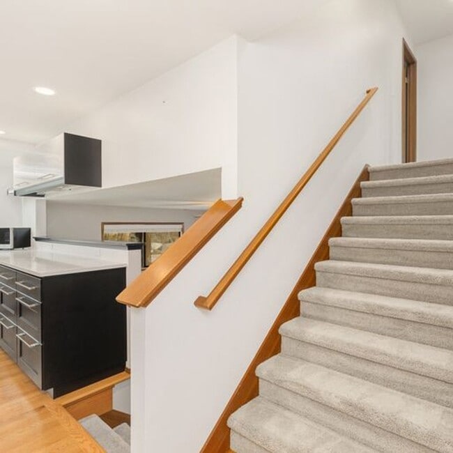 Building Photo - Spacious Education Hill Beauty