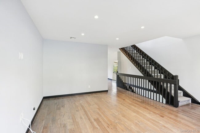 Building Photo - 6 Pheasant Walk