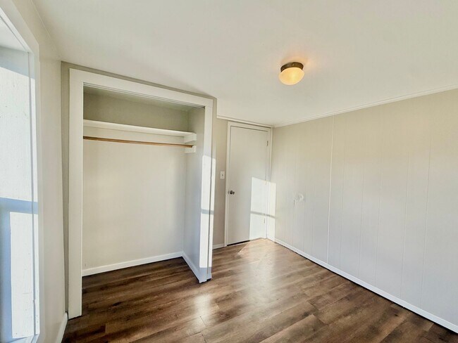 Building Photo - 210 18th St