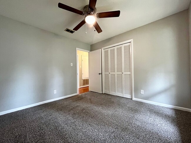 Building Photo - 11814 Ashwood Dr