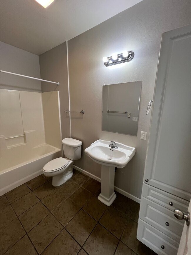 Building Photo - 1920 Monte Vista Dr