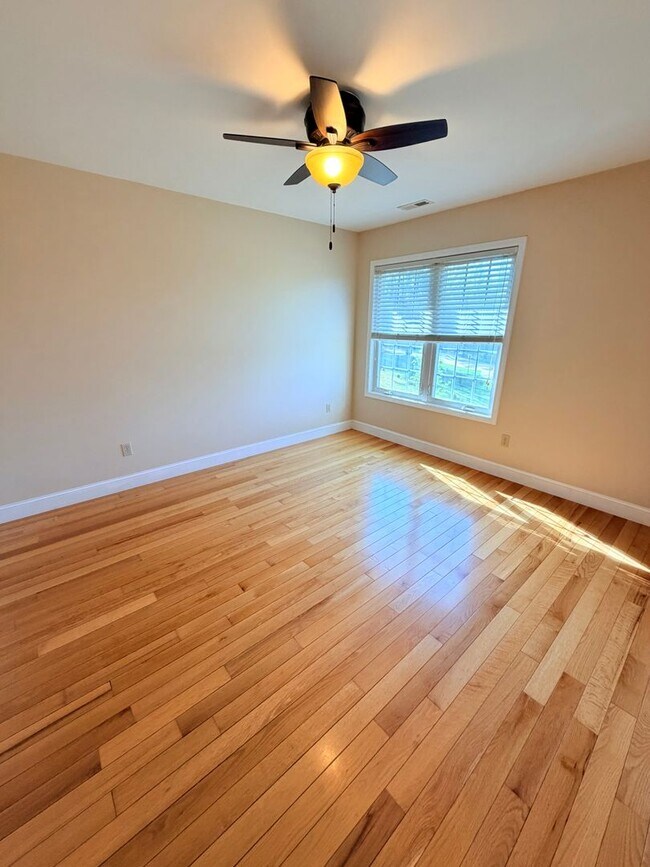 Building Photo - Spacious 3 Bed, 3.5 Bath Home - Convenient Mars Hill Location