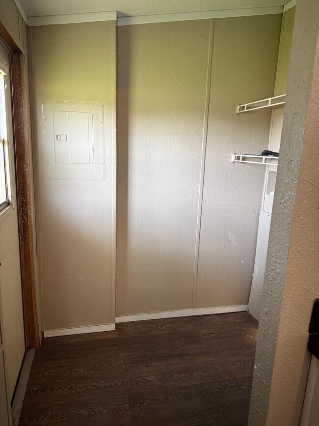 Building Photo - 204 E 1st St