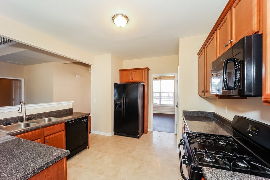 Building Photo - 605 Needle Rush Cir