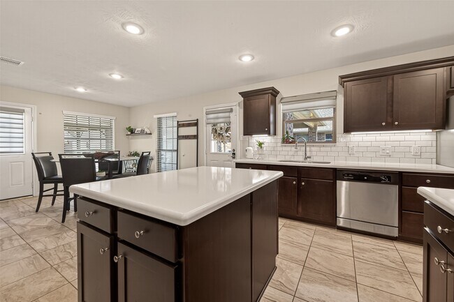 Building Photo - 6546 Grapevine Bend