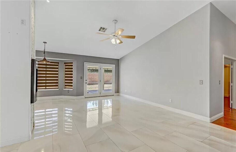 Building Photo - 8217 Gillette St