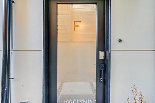 Building Photo - 1600 S Washington St