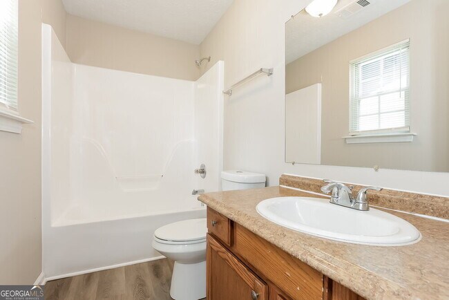 Building Photo - 6125 Pineneedle Dr SW