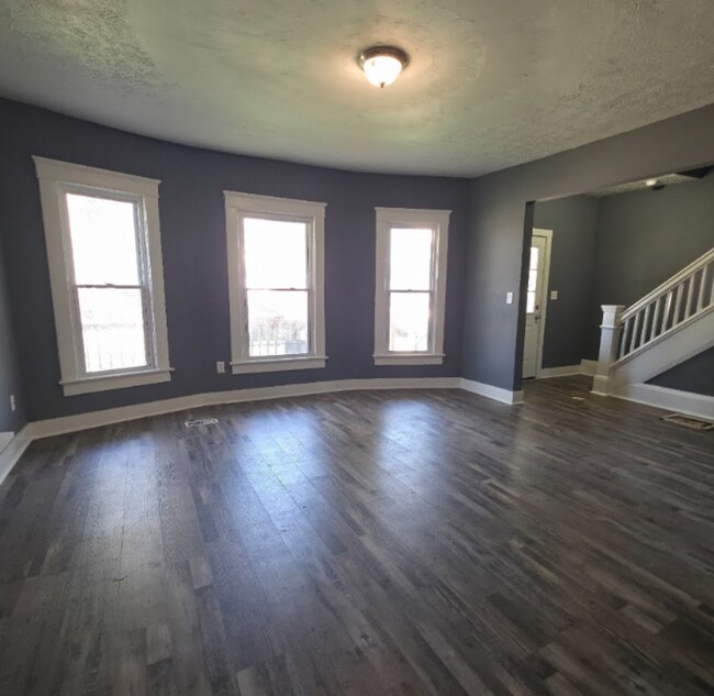 Building Photo - Single Family Home 3 beds 1.5 bath Available Now!