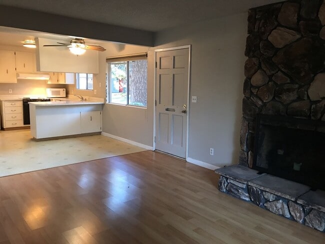 Building Photo - Great 2 bed 1 bath condo available for fall move in!