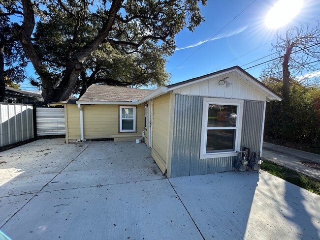 Building Photo - *COMING SOON* ALL BILLS PAID!! 1 Bedroom /...