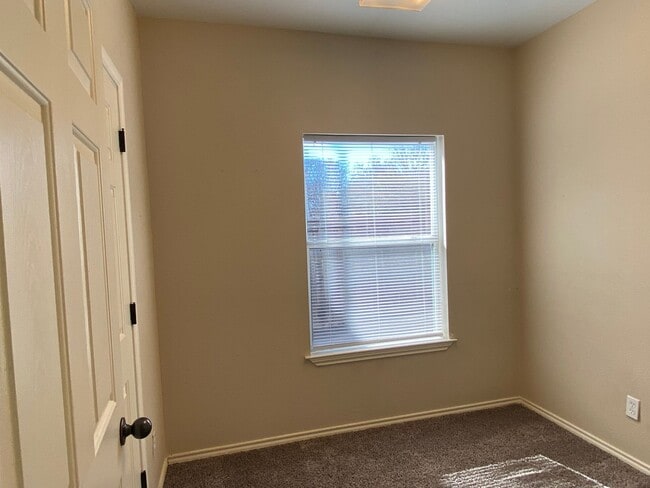 Building Photo - 3 BEDROOM, NEAR SCOTT AND WHITE