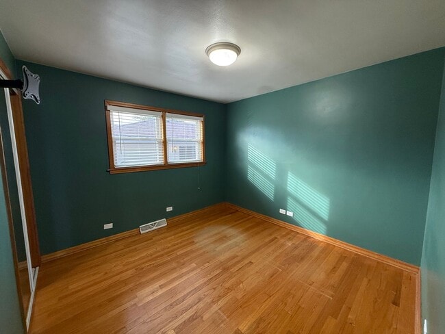 Building Photo - 3bed/2bath Home Fenced Yard Deck 2 Car Garage