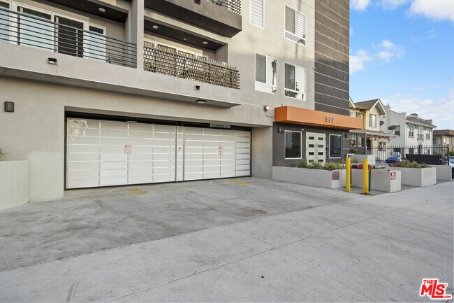 Building Photo - 900 S Kenmore Ave