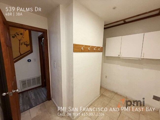 Building Photo - 539 Palms Dr