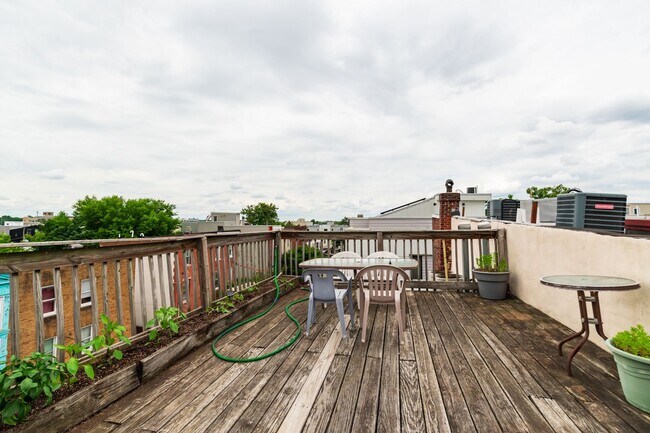 Building Photo - 2739 W Girard Ave