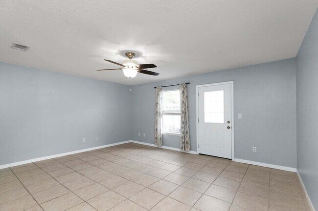 Building Photo - Exquisitely Renovated End Unit Townhome Ju...