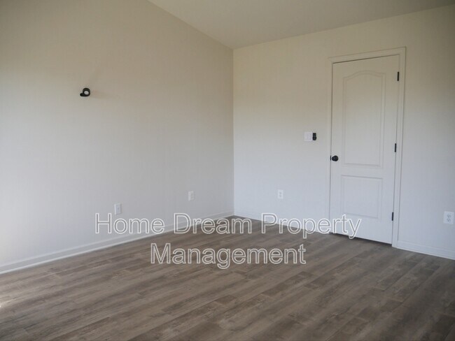 Building Photo - 2517 Drake Ln