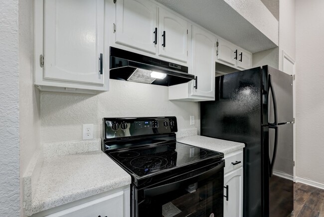 Building Photo - Home Like Living at Apartment Prices