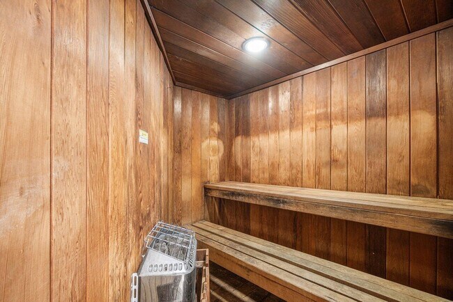 Building Photo - 124 Lakeshore Dr