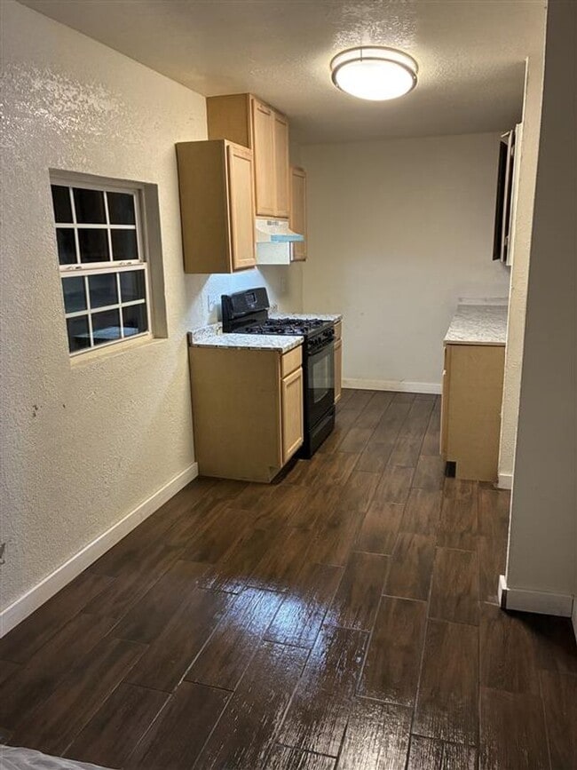 Building Photo - 2/1 Townhouse with covered parking