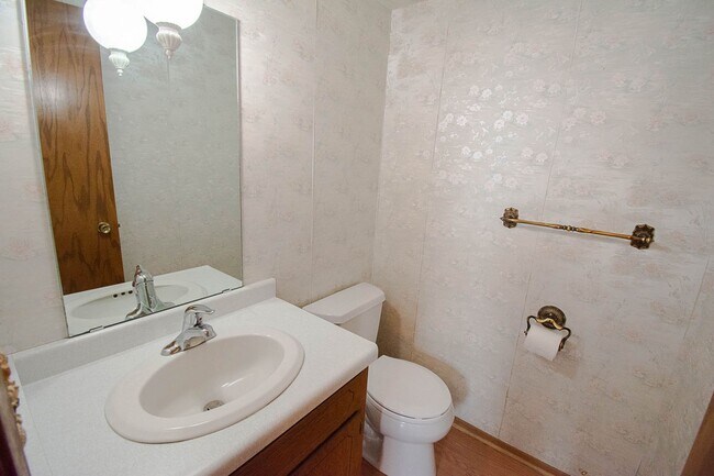 Building Photo - Spacious 2 Bed, 1.5 Bath with Oversized Garage!