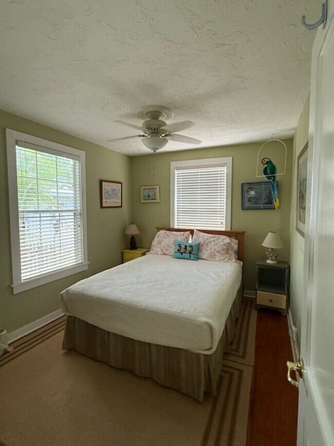 Building Photo - Downtown Bungalow