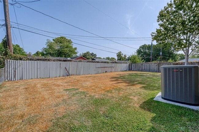 Building Photo - 5910 Sheringham St