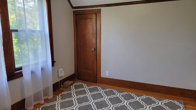 Building Photo - Bright and Spacious vintage 2 bedroom apar...