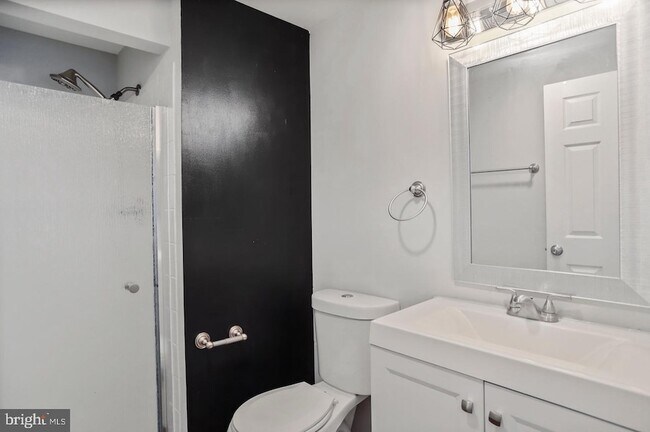 Building Photo - 1523 Kensington Dr