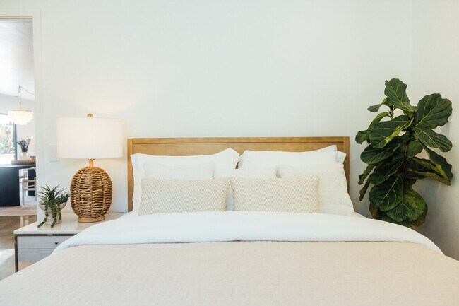 Building Photo - 4866 Hillside Dr