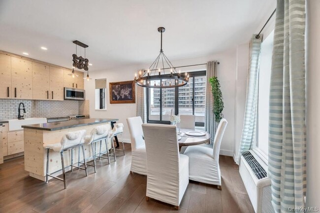 Building Photo - 100 W Broadway