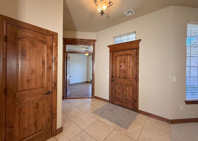 Building Photo - 3 Bed, 2.5 Bath Home in Oxford Park – Open Layout & Tall Ceilings