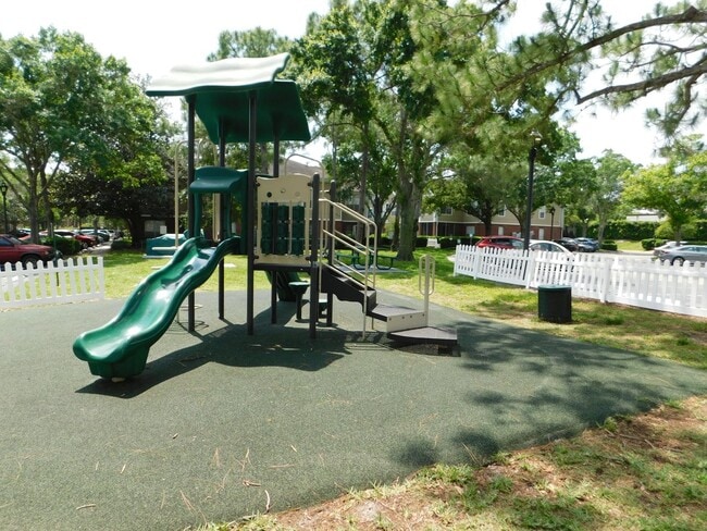 Building Photo - Renovated Ground Floor 2 Bed 2 Bath Condo....