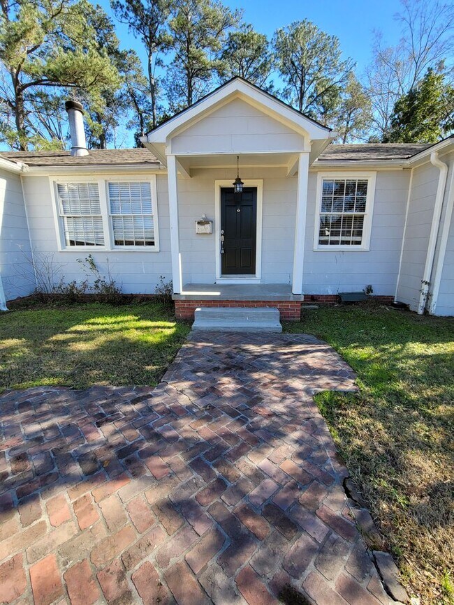 Building Photo - 6014 College Dr