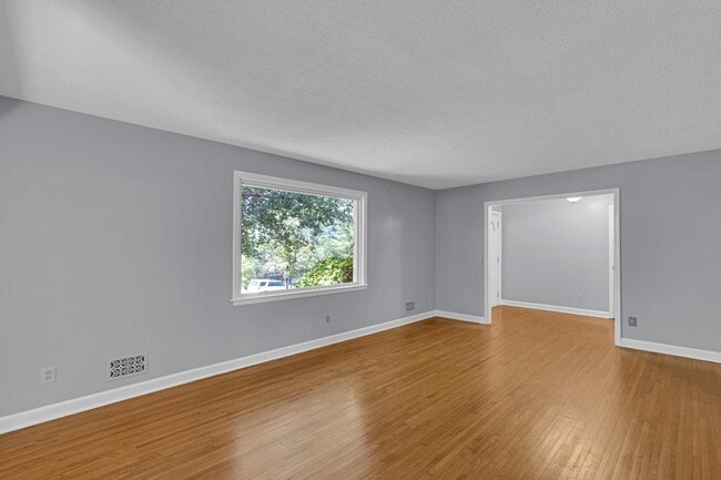 Building Photo - 3533 Greenleaf Rd