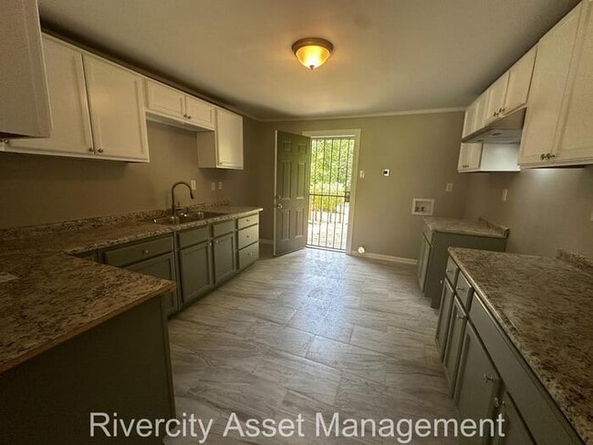 Building Photo - Your Perfect Home: Renovated 3 Bed, 2 Bath! Section 8 Friendly!! Westwood Area!!