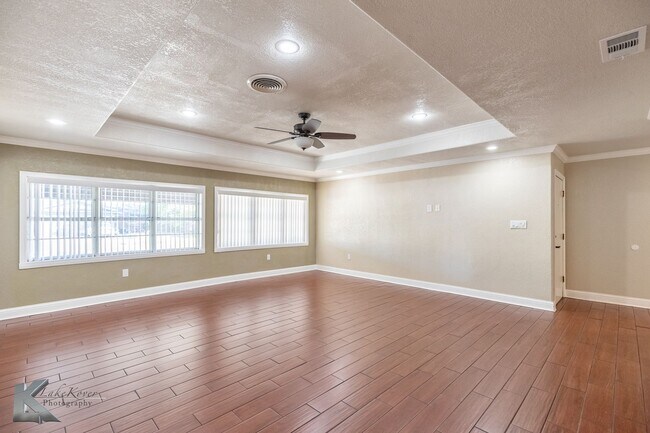 Building Photo - 3 bed, 1.5 bath, XL living room, XL garage...