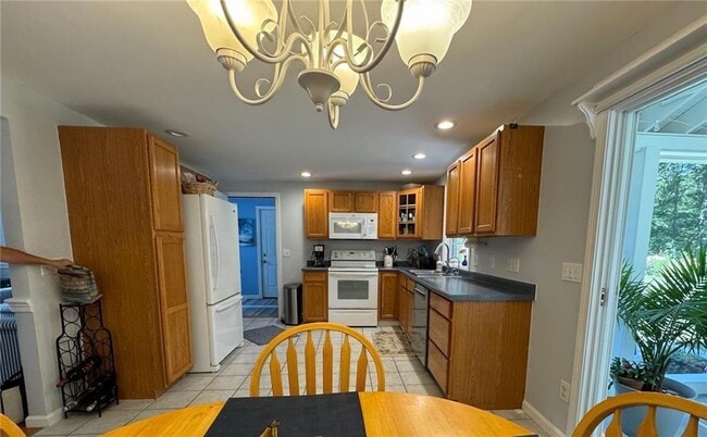 Building Photo - 8 Healey Brook Dr